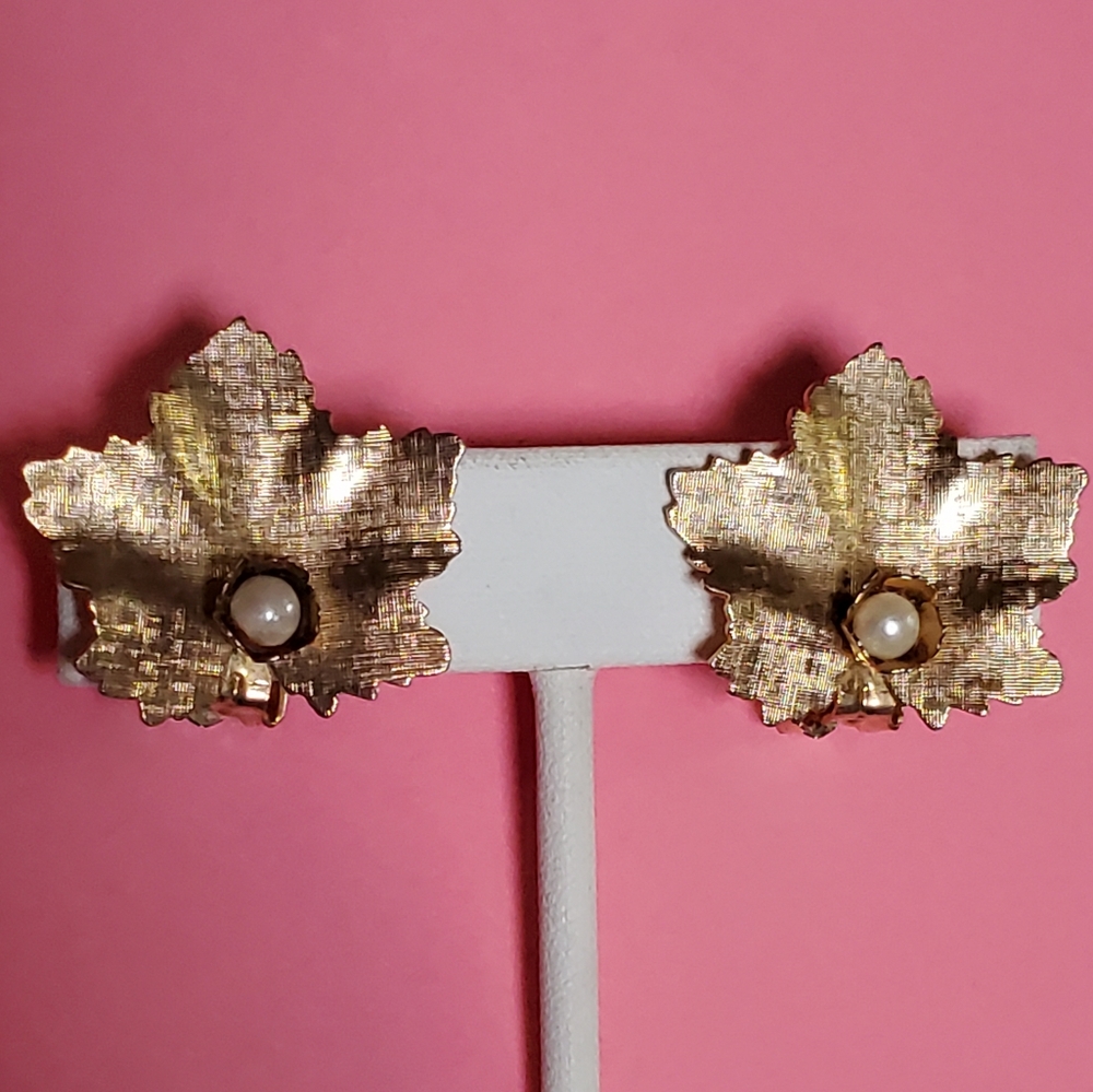 Vintage Gold Tone Clip On Earrings